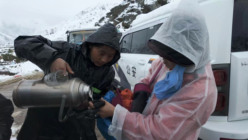 潮、寂静雪山与一场不期而至的暴雪冰球突破技巧珠峰东坡一夜：喧嚣人(图2)