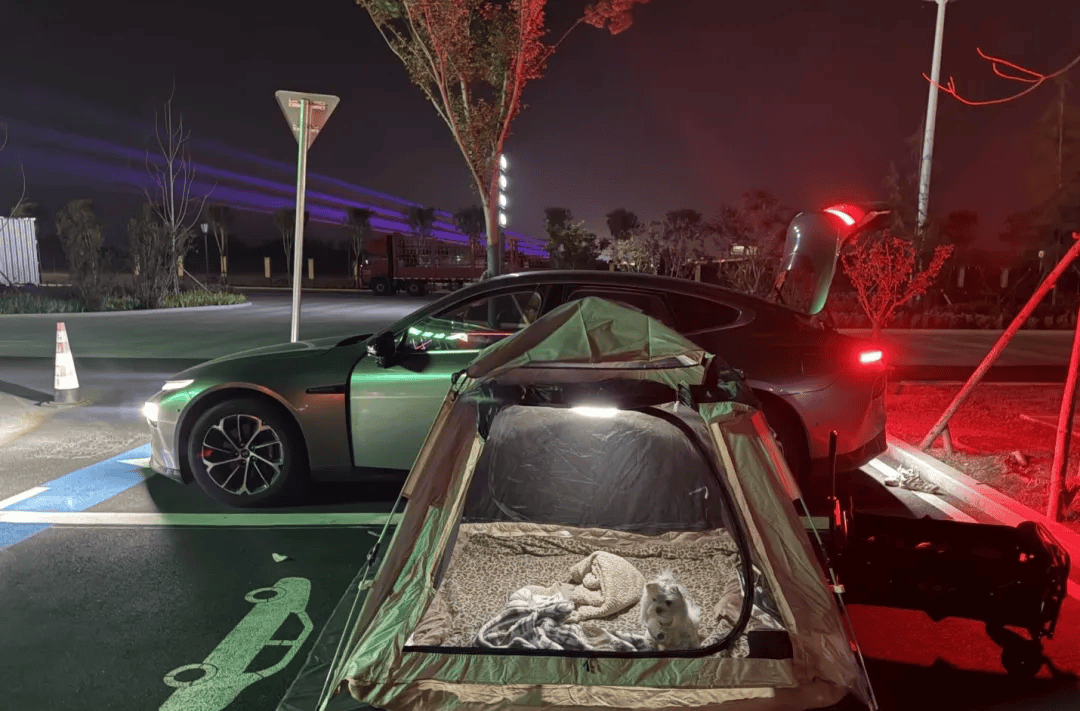 间年轻人旅行掀起“帐篷过夜”热潮冰球突破不住酒店住帐篷！国庆期(图2)